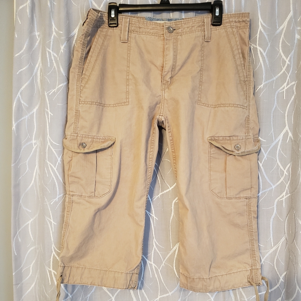 Levi's khaki capris